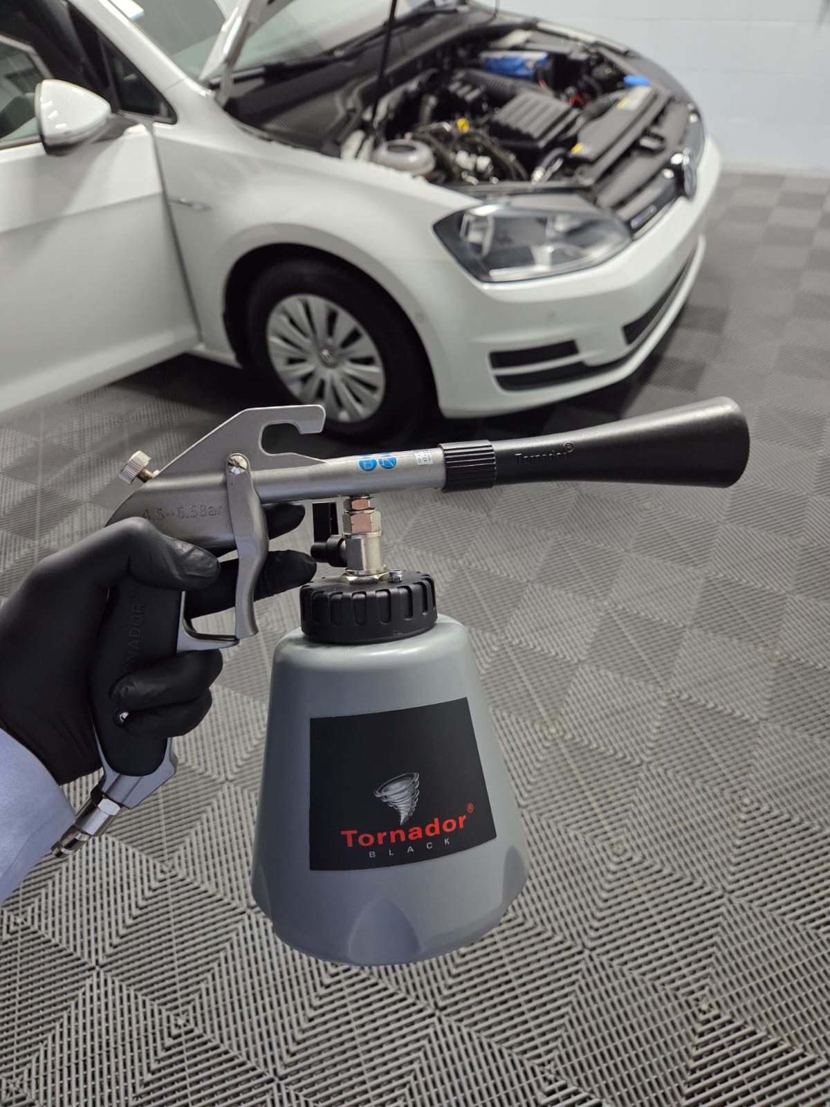 auto detailing dorcol rad 51 | profesionalno pranje i poliranje automobila u studiju na Dorćolu